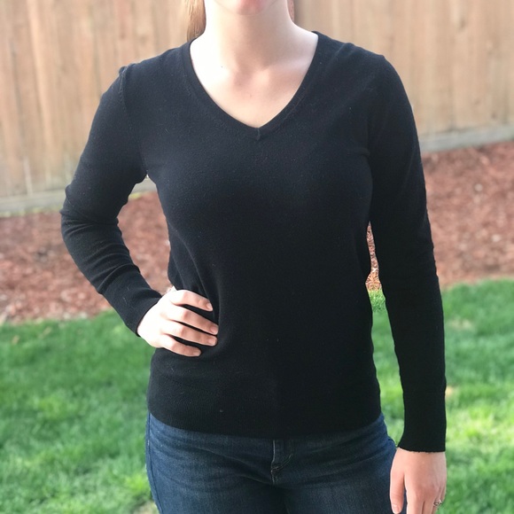 🌟🌟KIRKLAND Classic Black V-neck Sweater🌟🌟 - Picture 2 of 5